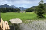 Sitzbank und Tisch mit Ausblick
