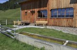 Brunnen und Sitzplatz