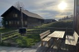 Sitzplatz und Grill am Abend 